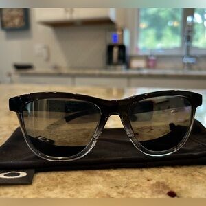 Oakley Moonlighter Women’s sunglasses.Black-clear faded frame. Polarized lenses!